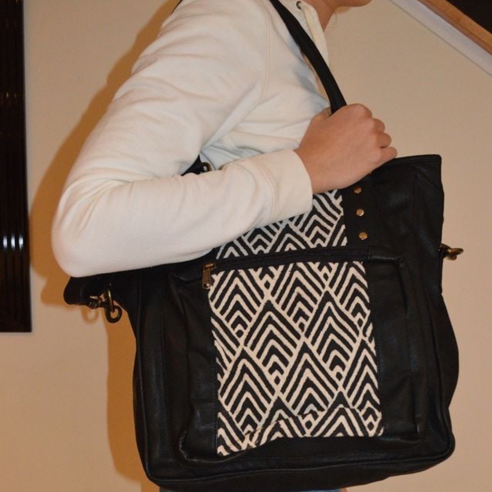 Leather shoulder bag (NEW)